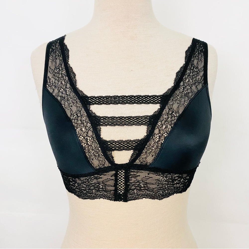 NWT Victoria's Secret Black Chantilly Lace Plunge Strappy Bra XS